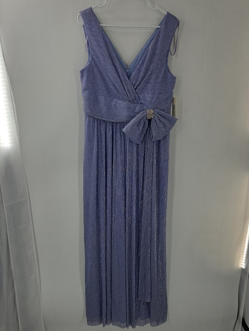 Sleeveless V-Neck Lavender Pleated Maxi Dress with Waist Bow - Picture 2 of 16